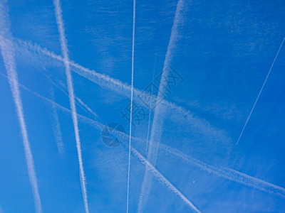 蓝色天空中的空中飞机化学铁路背景图片