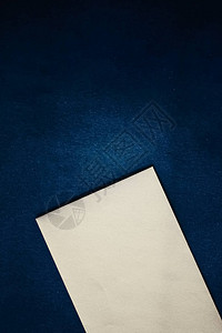 蓝色背景上的空白米色纸卡高级业务和奢侈背景图片