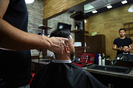 一个凶残的理发师剪了印度人的头图片