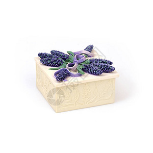 陶瓷盒装饰着白背景的盛开的花朵与图片