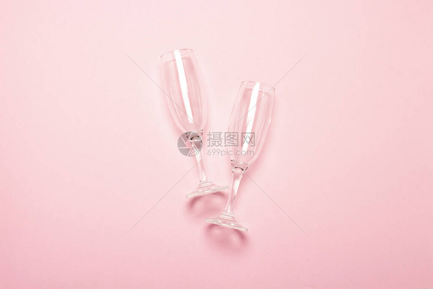 淡粉色背景上的两个空香槟杯婚礼生日周年纪念派对单身派对图片
