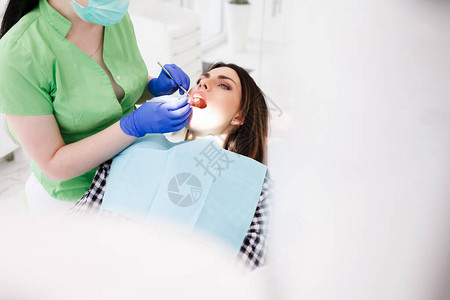 牙医为他的病人做牙科检查图片