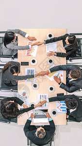 在会议室开会期间就商业交易问题进行交流时握手的商务图片
