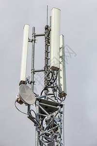 无线通信塔天顶有天线和移动网络操作员图片
