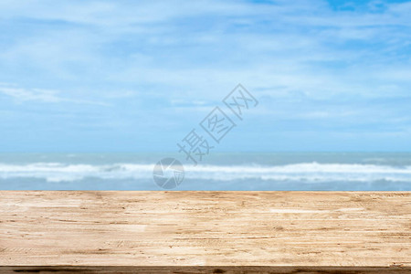 模糊海景背上的浅棕色木桌图片