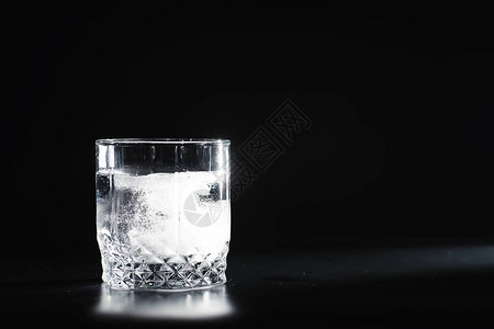 水溶性溶水药片药物是溶解的反过期玻背景