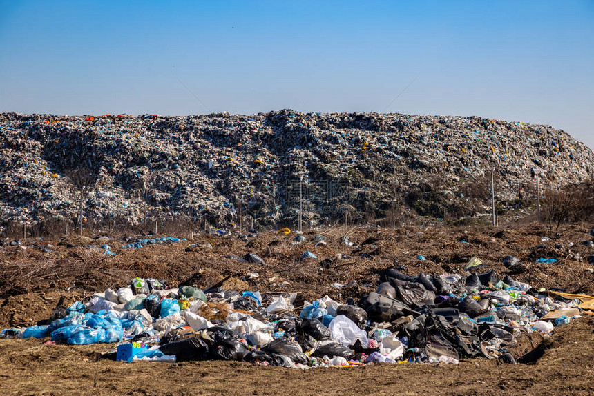 露天城市垃圾填埋场垃圾排图片