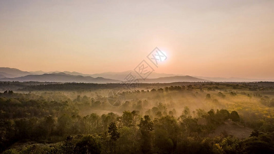 日出时乡村森林和山脉的全景全景图像图片