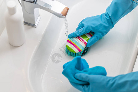 使用清洁剂清洗水槽和水龙头Corona预防卫生以停止图片