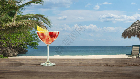 夏季明亮可口的清爽鸡尾酒与大海或洋滩图片