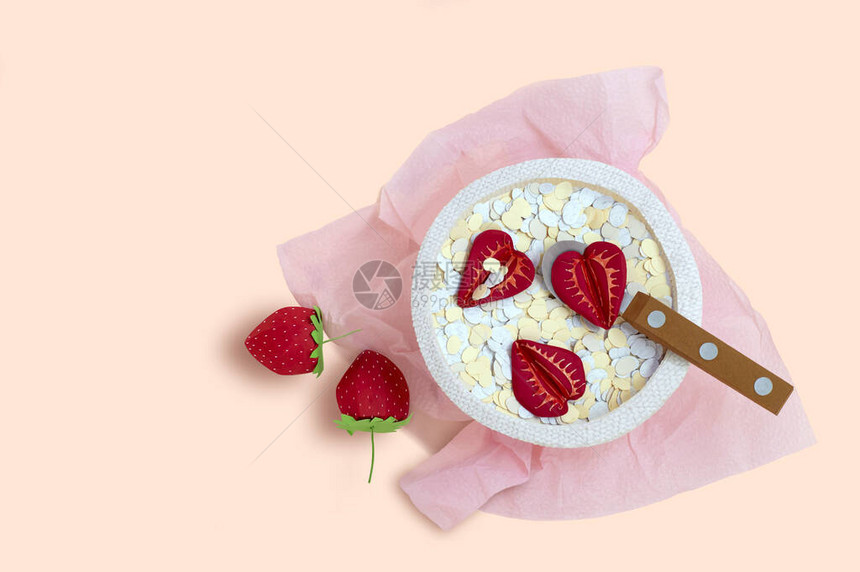 碗里有草莓的燕麦片是用纸做的素食早餐健康饮食的物真正的体积手工纸制品纸工艺和术极简艺术食品概图片