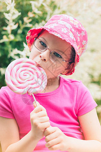 穿粉红色帽子的小女孩图片