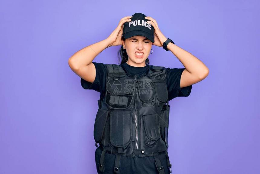 身穿紫色背景安全防弹背心制服的年轻女警因疼痛和偏头痛而头痛绝望和压力大图片