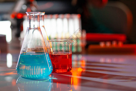 发光的实验室烧瓶里放着五颜六色的化学溶液背景图片