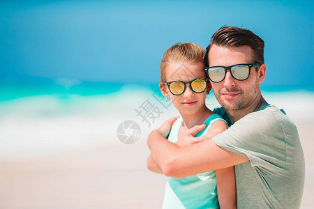 父亲和女儿在海滩度图片