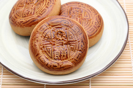秋节的传统月饼白色背景图片