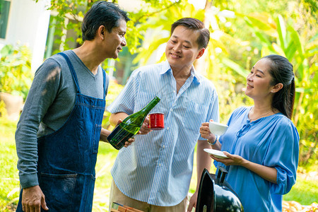 BBQ老年人党团在公园退背景图片