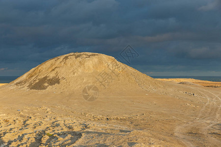 阿塞拜疆巴库附近的戈布斯坦泥火山图片