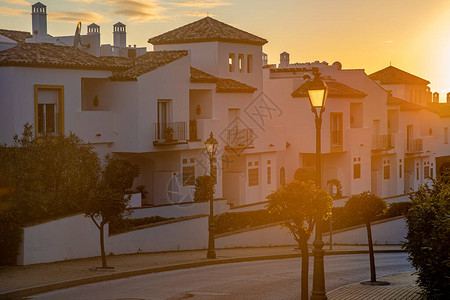 俯视西班牙南部的白房子离海岸很近的度假屋图片