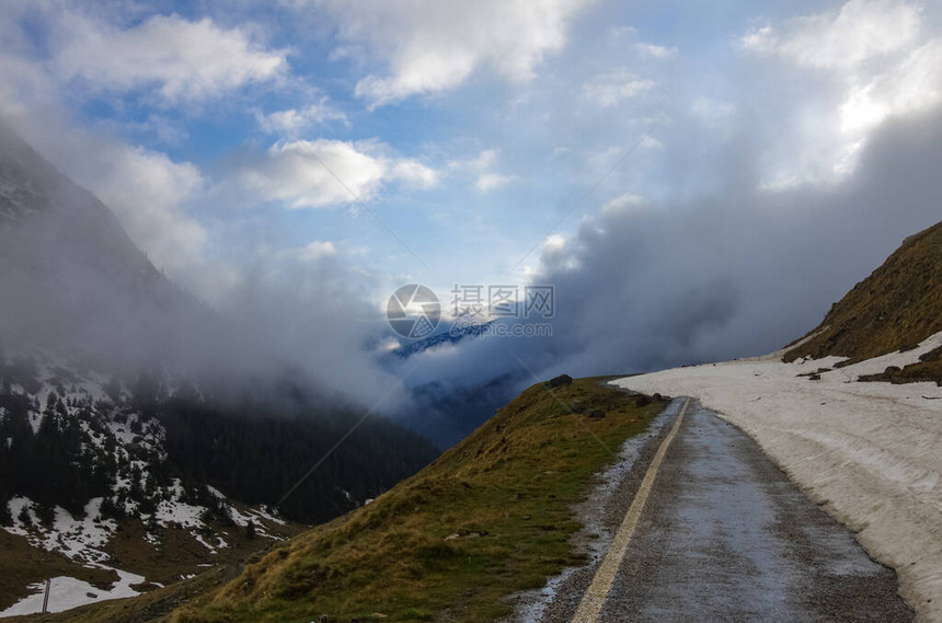 横跨法加拉西山的Transfagarasan公路全景图片