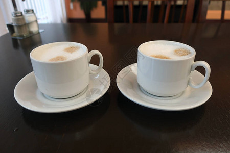 两杯拿铁咖啡放在图片