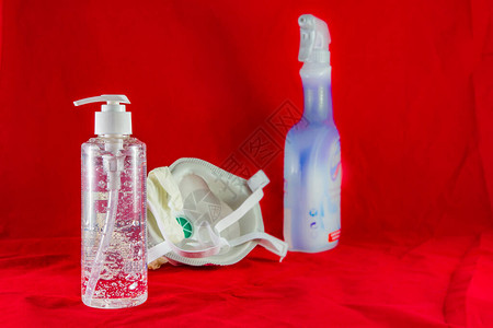 红色的消毒凝胶面膜和防腐剂清洁喷雾防止污染流感和冠状的保护概图片