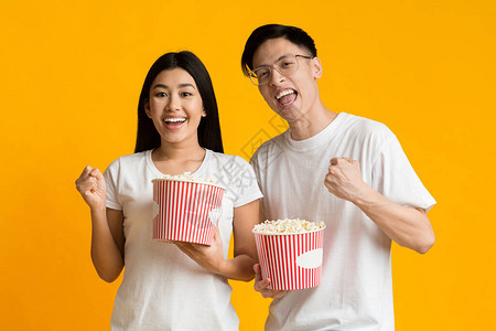 观看动作电影吃爆米花黄色背景的情图片