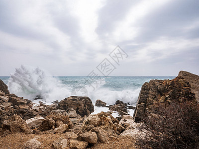波浪撞击了Baunei海岸的岩石图片