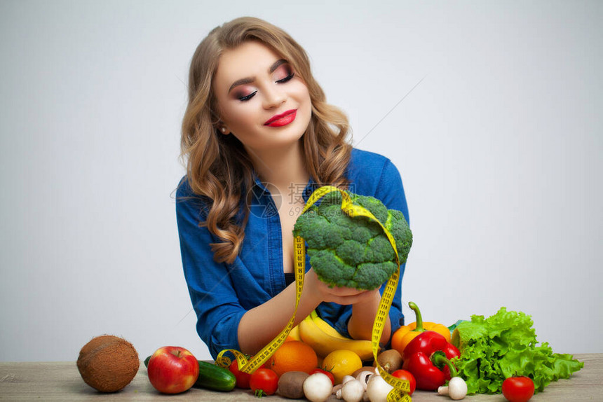 以水果和蔬菜背景为背景的花椰菜图片