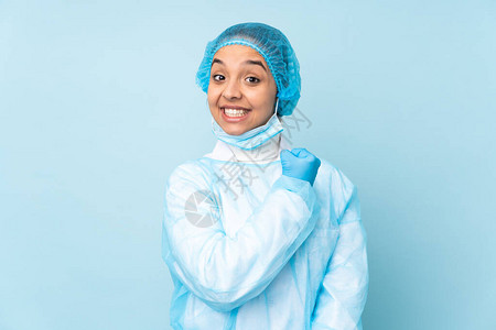 年轻外科医生穿蓝制服的印度女青年女图片
