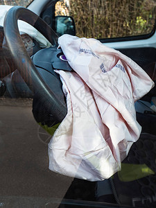 驾驶车轮和乘客仪表板上的气袋在车祸中爆炸b汽车事图片