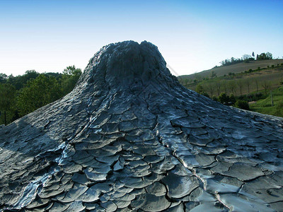 意大利菲奥拉诺的SalsediNirano自然保护区公园中的泥火山图片