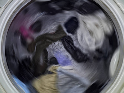 顶部装载洗衣机洗涤衣物洗涤期间洗衣机滚筒的内部图片