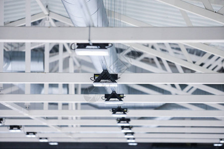 室内体育场内金属建筑的工业屋顶灯光LED图片