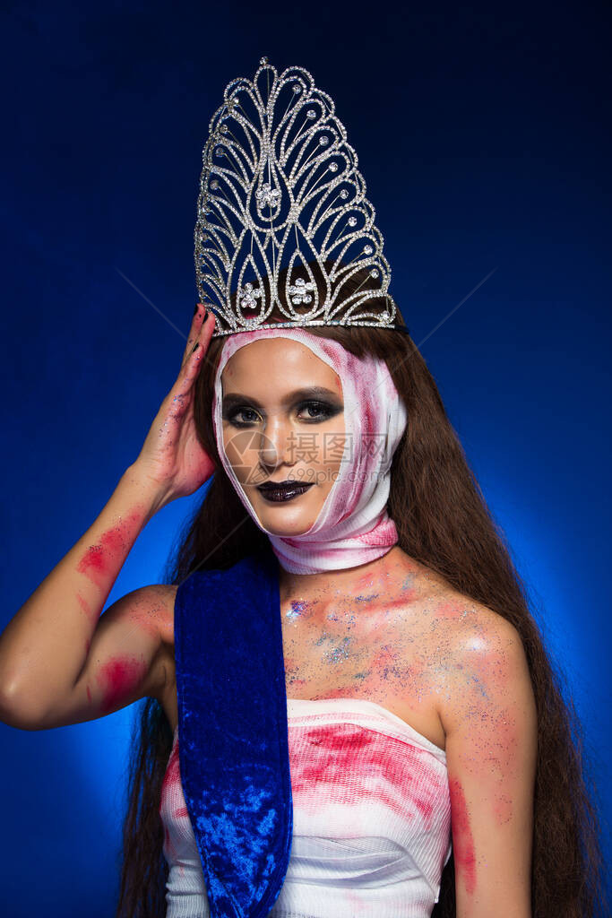 美女选美小姐的比赛钻石冠Sash想要成为世界最美丽的宇宙通过操作塑料外科手术整个脸头鼻下巴和血光绷带给好图片