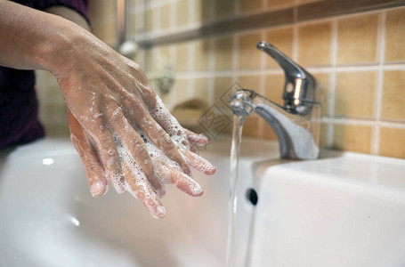 在浴室洗手的人图片