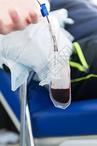 献血的人手男献血者在流动献血中心献血液样本在冠状大流行期间捐款支持图片