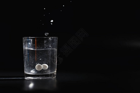 水溶性溶水药片药物是溶解的反过期玻背景