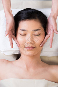 亚洲女面部前额主脉轮点的阿育吠陀头部按摩疗法图片
