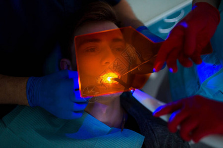 牙科牙医和病人图片