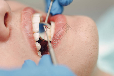 牙科牙医和病人牙科诊图片