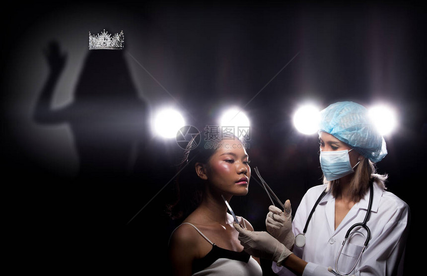 亚洲独特的脸女人检查面部整形手术hifu填充物诊所医生的皮肤治疗女孩梦想成为世界环球小姐大赛的影子图片