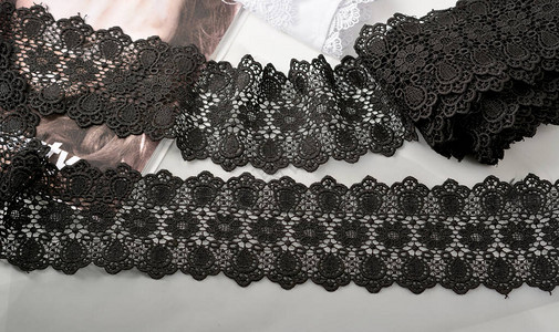 黑色温柔的胶带光背景上的美容带织物弹材料用于Atelier和针线图片