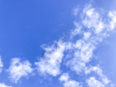 大海蓝天晴天的白云图片