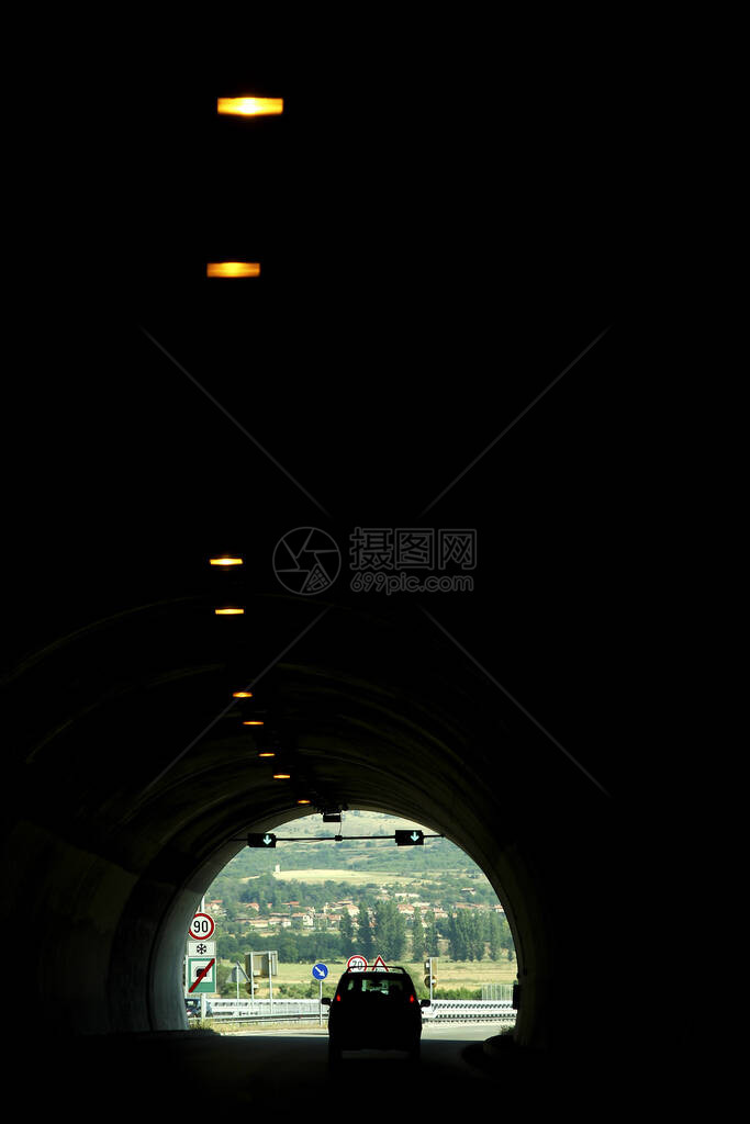 黑暗中的汽车公路隧道图片
