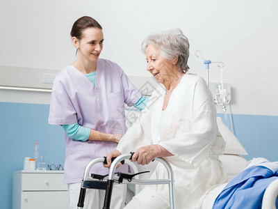 微笑的专业护士在医院帮助一名高级病人图片