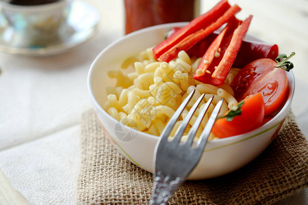 辣椒番茄酱和新鲜番茄木桌早餐或午餐的美味意大利面图片