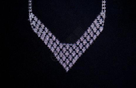 黑色背景上的钻石水晶项链图片