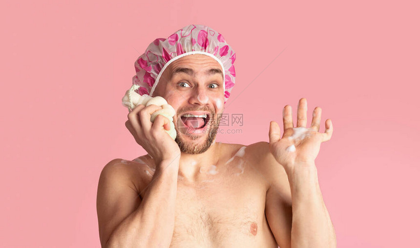洗澡时用浴帽洗浴的有趣的家伙图片