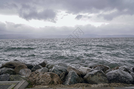 海浪溅在背景石头上海浪溅起从海面突出的石头关闭背景图片